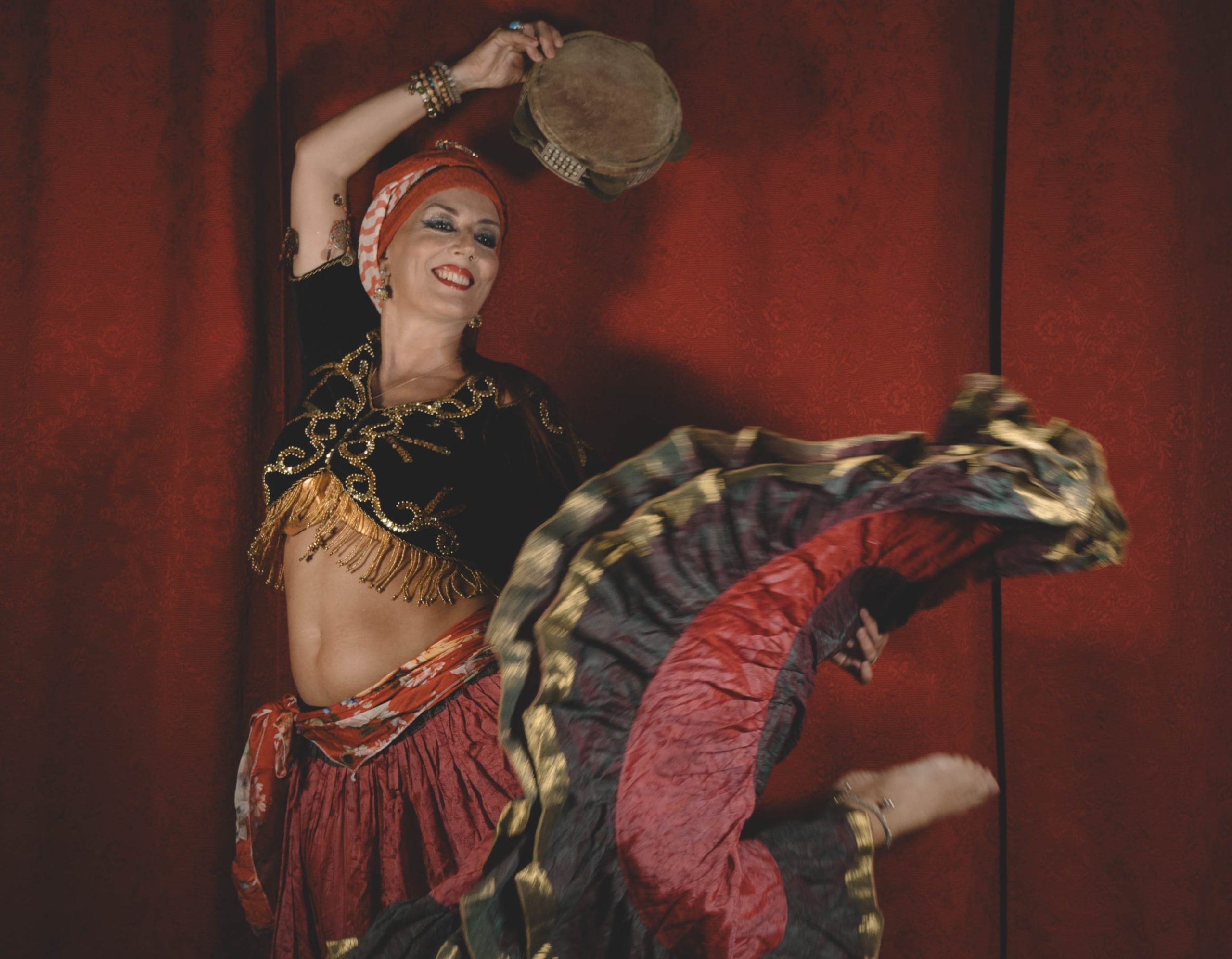 Najma Asani in abito scenico orientale – danza del ventre tra estetica, femminilità e simbolismo culturale