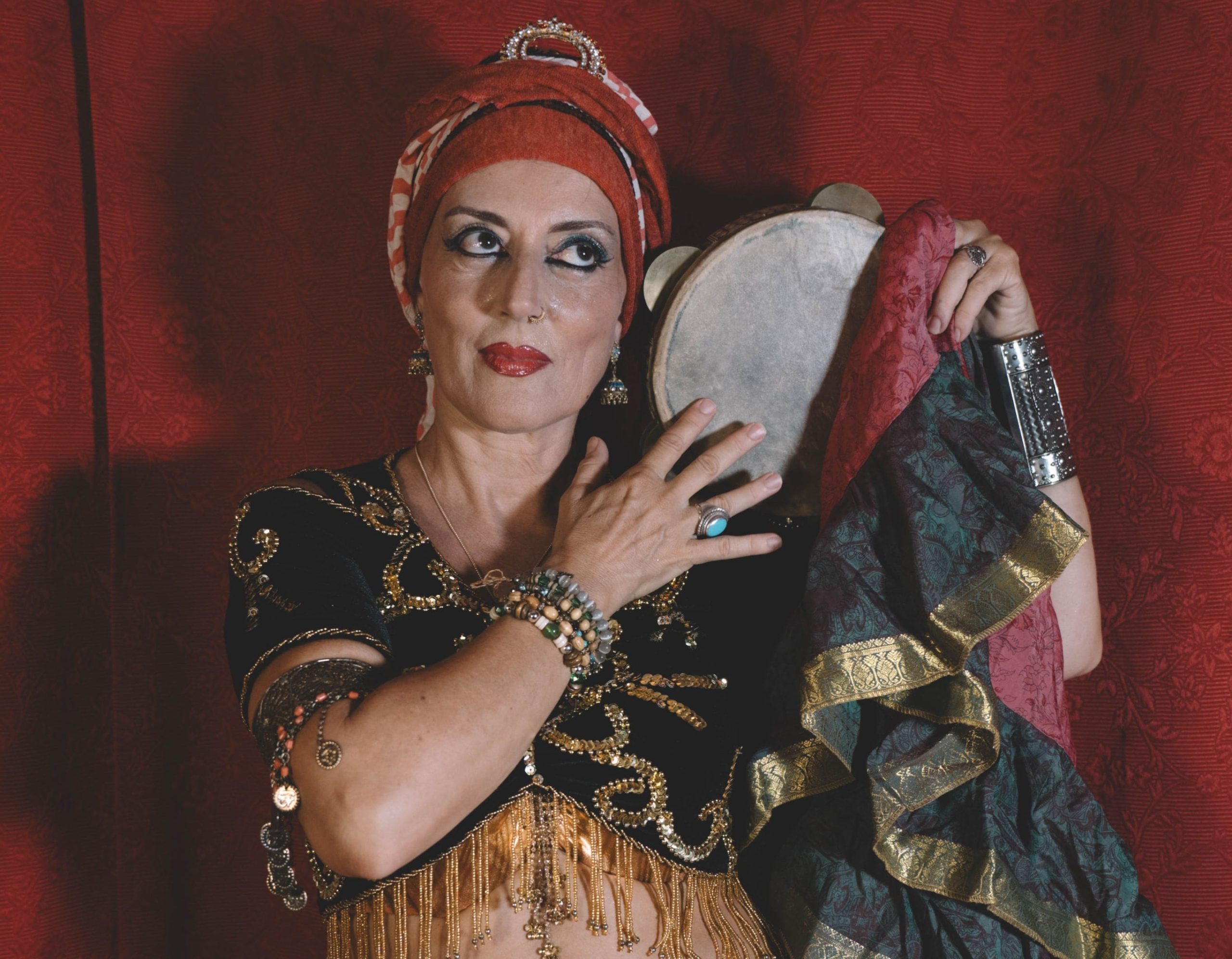 Najma Asani danza in abito orientale – simbolo di disciplina, arte e trasformazione personale nella danza del ventre