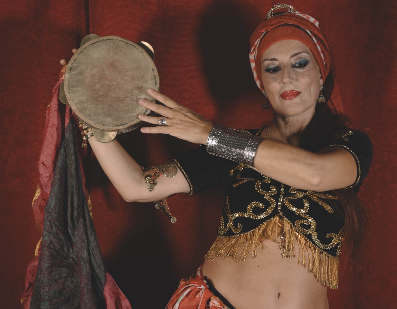Najma Asani danza con armonia ed espressività – la bellezza autentica della danza del ventre a ogni età e forma fisica